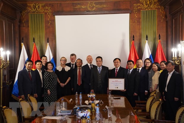 Vietnamese people in Russia present COVID-19 treatment medicines to homeland